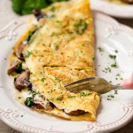 Омлет с грибами, корейкой и сыром