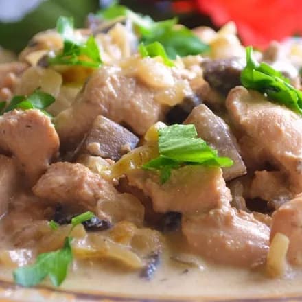 Куриное филе с грибами и перцем в сметане