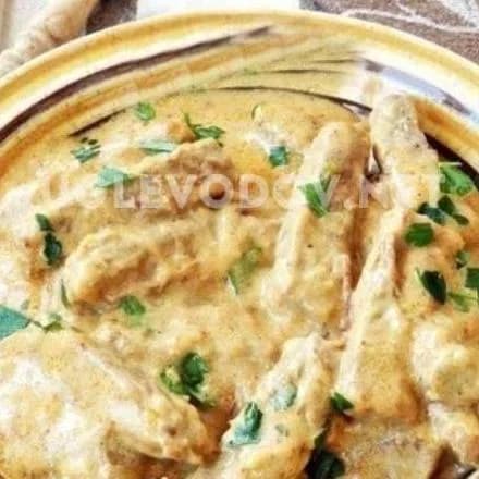 Мясо тушеное в сметане