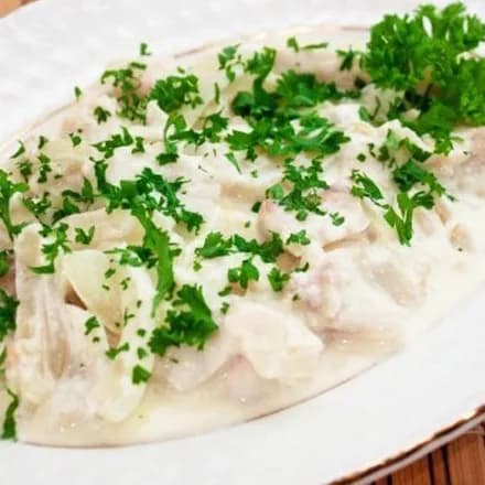Рыба, тушеная с луком и сметаной