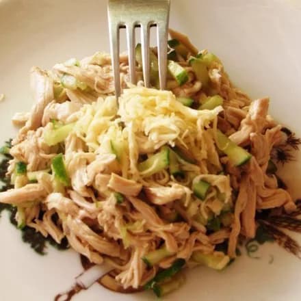 Салат с курицей и огурцами