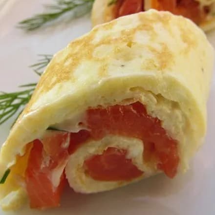 Закусочные яичные рулетики с форелью