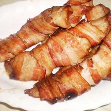 Запеченные куриные палочки в беконе