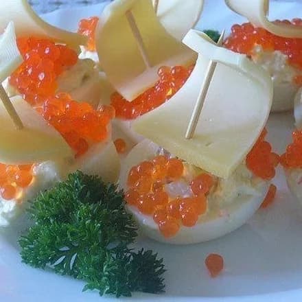 Кораблики из яиц с икрой