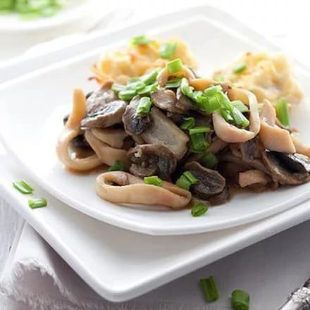 Тушеные кальмары с шампиньонами 