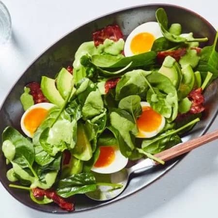 Салат со шпинатом, яйцами, ветчиной и фетой
