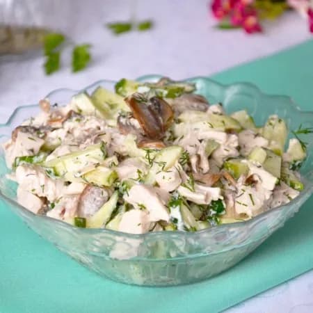 Салат с грибами и курицей