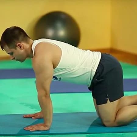 Махи назад согнутой ногой