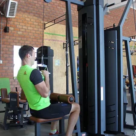 Тяга верхнего блока к груди с V образным грифом