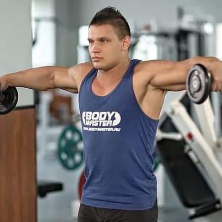 Разведение рук с гантелями в стороны стоя