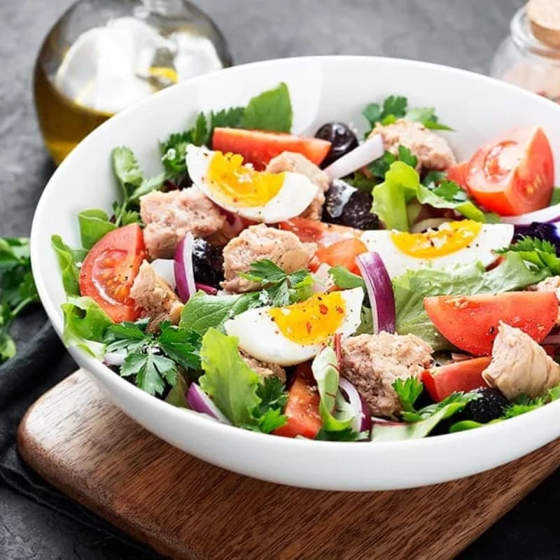 Салат с тунцом и яйцом