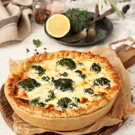 Pie with broccoli and minced meat