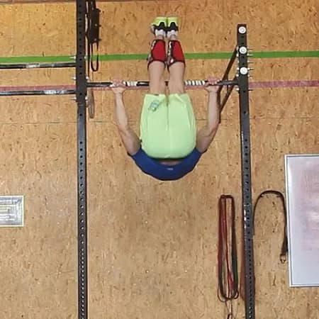 Подъем ног к перекладине
