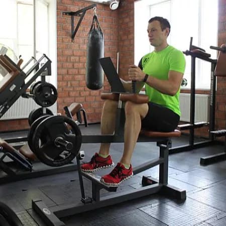 Подъем на носки в тренажере сидя