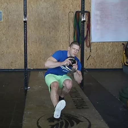 Приседания с гирей на одной ноге