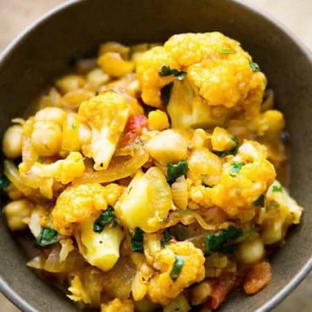 Тушеная цветная капуста с баклажанами