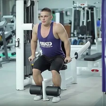 Отжимания в тренажере