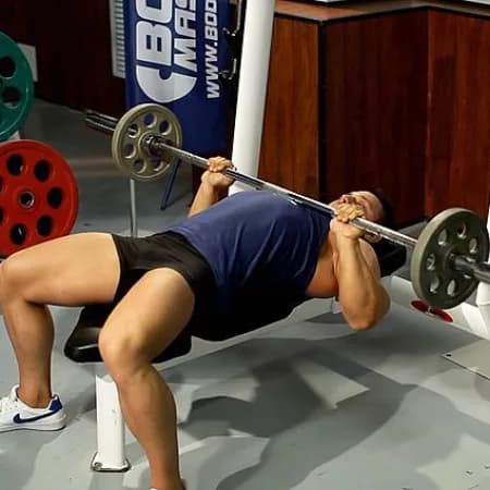 Жим штанги лежа узким хватом