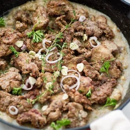 Печень с сушеными грибами в сметанном соусе