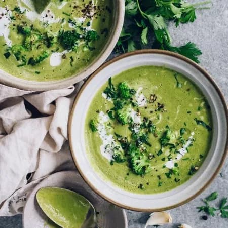 Creamy broccoli soup with cream