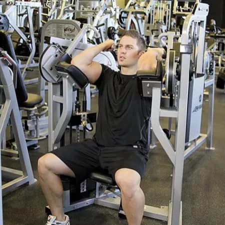 Сгибания на бицепс в тренажере