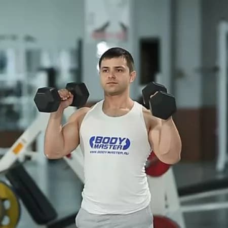 Жим гантелей стоя