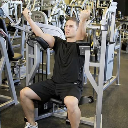 Сгибания на бицепс в тренажере