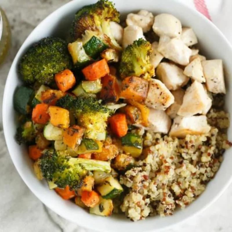 Куриная грудка с киноа и овощами