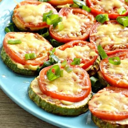 Кабачки с чесноком и помидором