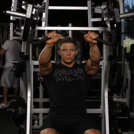 Жим в тренажере с положительным наклоном