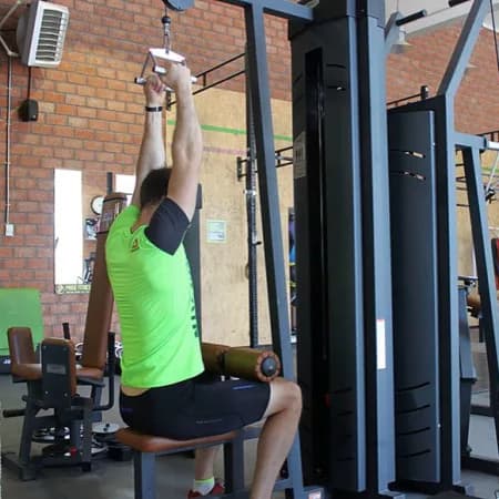 Тяга верхнего блока к груди с V образным грифом