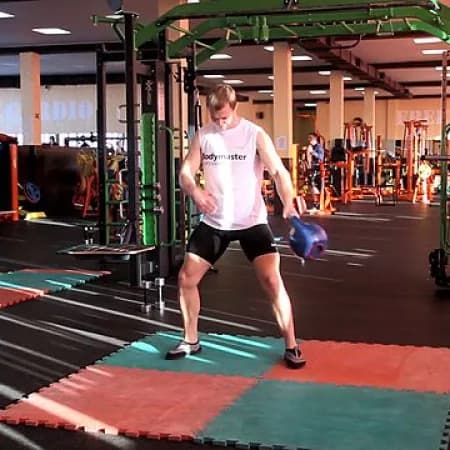 W — вариант восьмерок с гирей