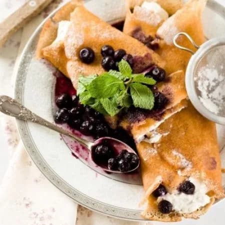 Блинчики на сыре Рикотта с клюквенным вареньем