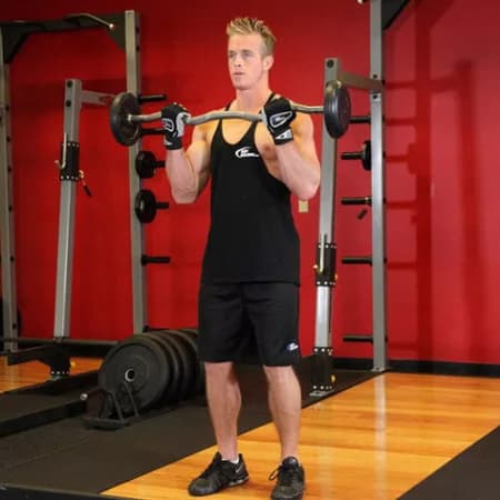 Подъем EZ-штанги на бицепс стоя