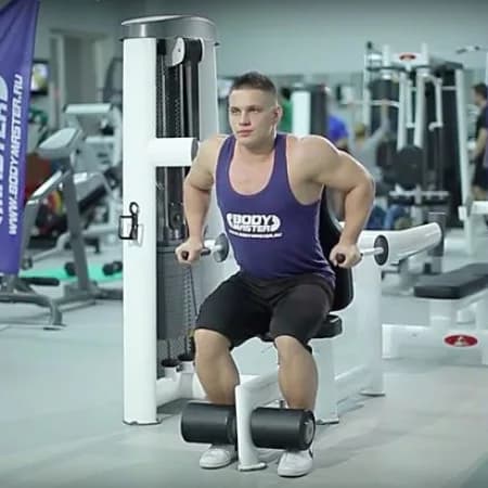 Отжимания в тренажере