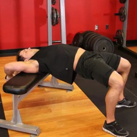 Пуловер с гантелей лежа на скамье