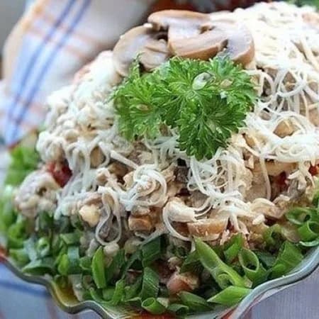 Салат с куриной грудкой и грибами