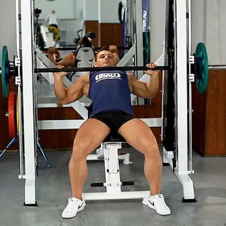 Жим лежа на наклонной скамье в машине Смита