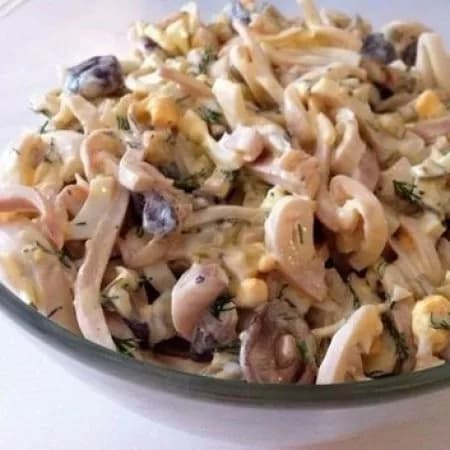 Салат с кальмарами