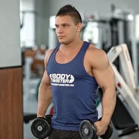 Разведение рук с гантелями в стороны стоя