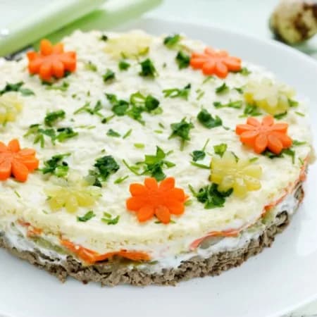 Слоеный салат с куриной печенью