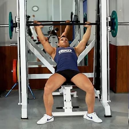 Жим лежа на наклонной скамье в машине Смита
