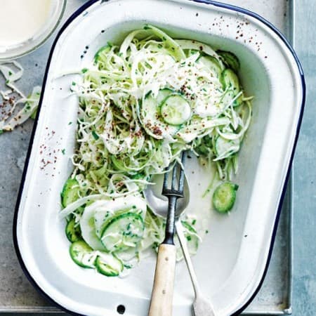 Капустный салат с огурцом и дайконом