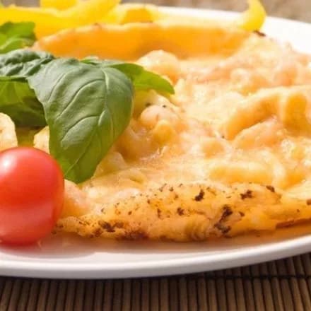 Легкий омлет с сыром и отварной курицей