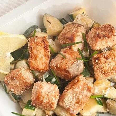 Лосось на подушке из цуккини