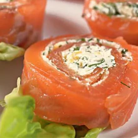 Закусочные рулетики из лосося