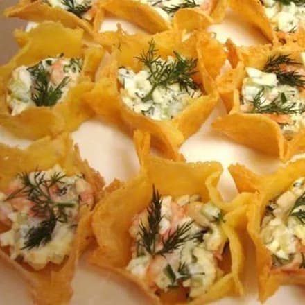 Сырные тарталетки с салатом из креветок