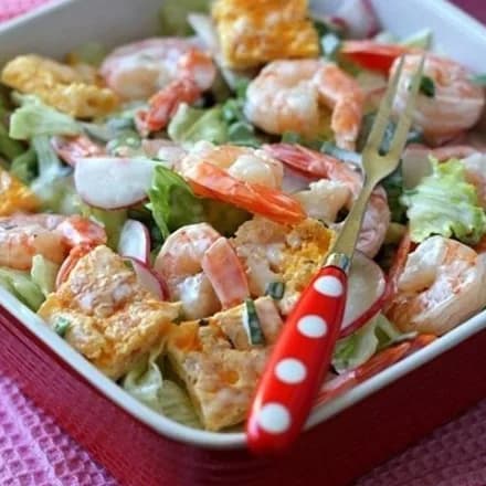 Салат с омлетом и креветками